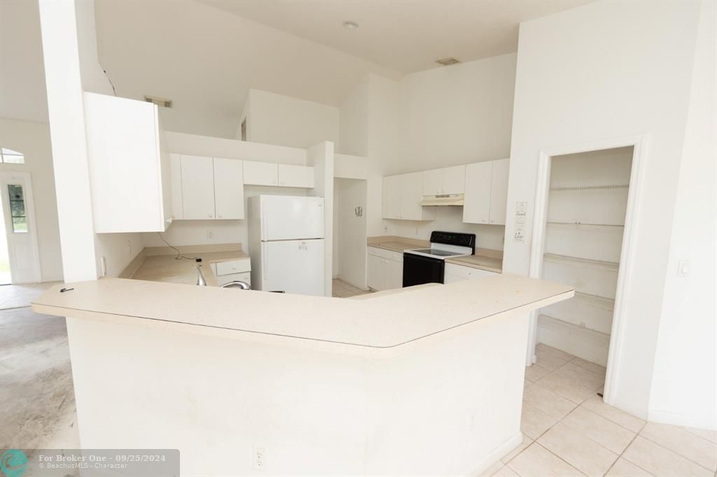 Active With Contract: $345,000 (3 beds, 3 baths, 1713 Square Feet)