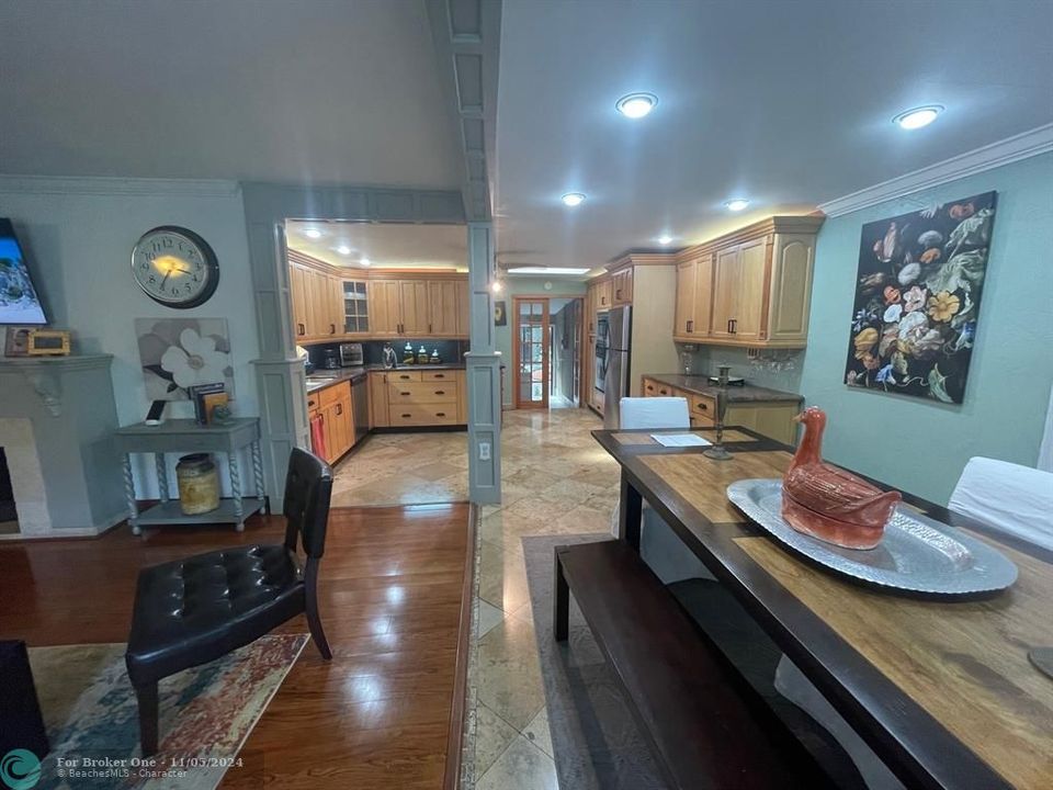 For Sale: $580,000 (6 beds, 6 baths, 3000 Square Feet)