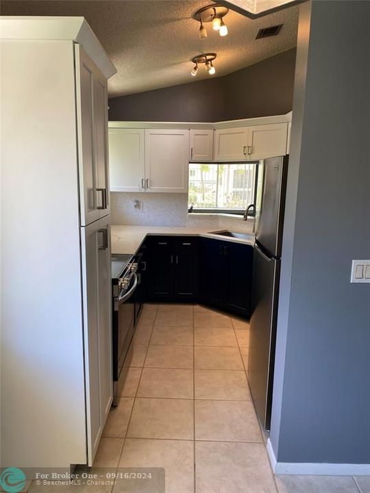 For Sale: $279,999 (2 beds, 2 baths, 1007 Square Feet)