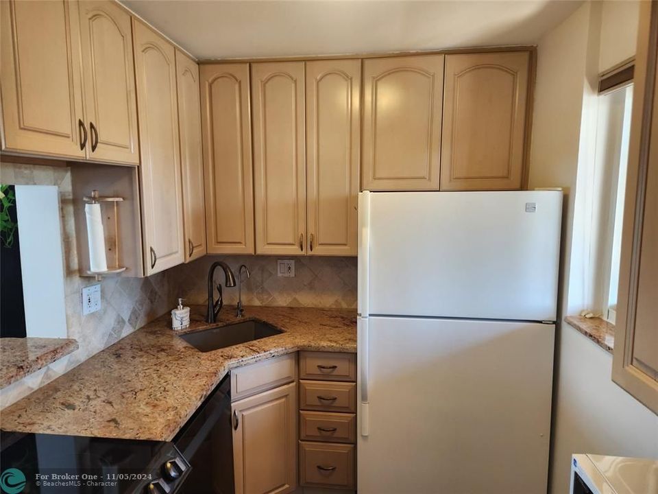 For Rent: $3,000 (2 beds, 1 baths, 840 Square Feet)