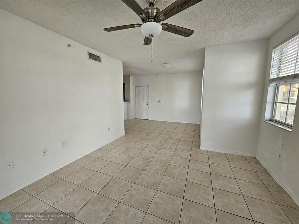 For Rent: $1,950 (1 beds, 1 baths, 726 Square Feet)