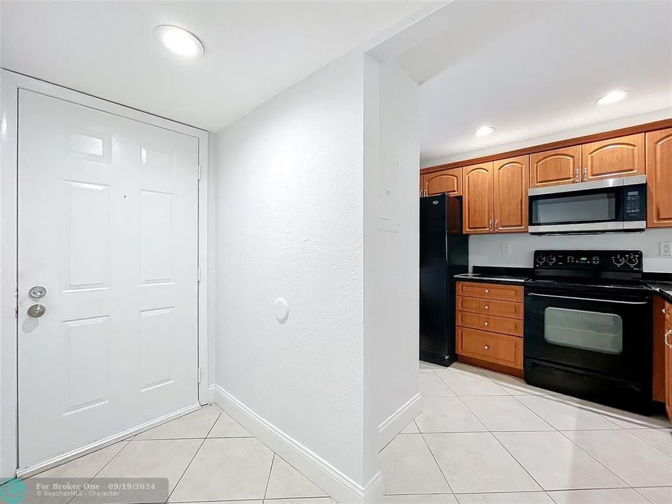 For Rent: $2,200 (2 beds, 2 baths, 965 Square Feet)