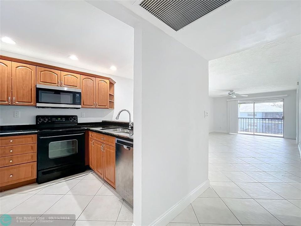 For Rent: $2,200 (2 beds, 2 baths, 965 Square Feet)