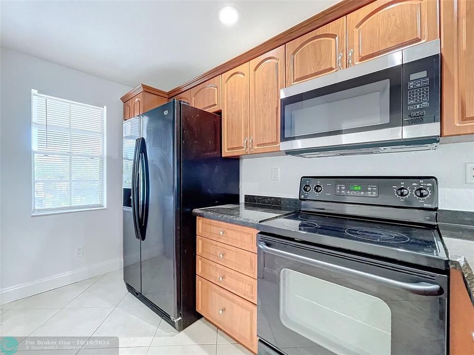 For Rent: $2,200 (2 beds, 2 baths, 965 Square Feet)