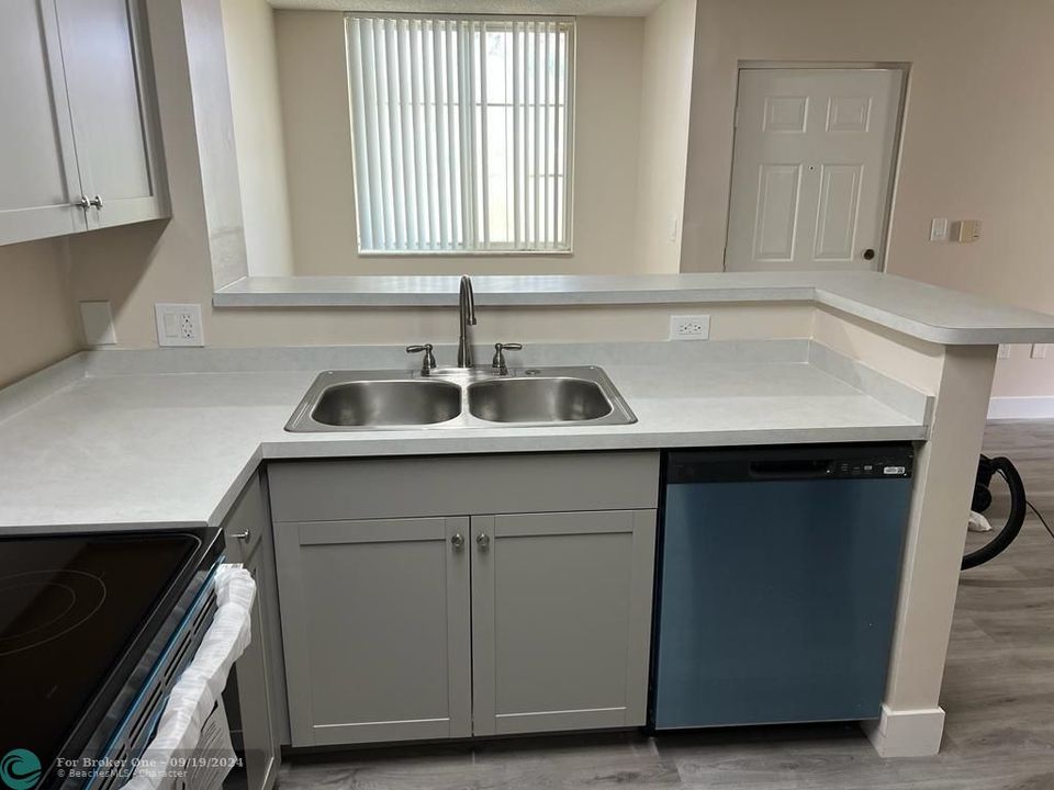 Active With Contract: $1,795 (1 beds, 1 baths, 0 Square Feet)