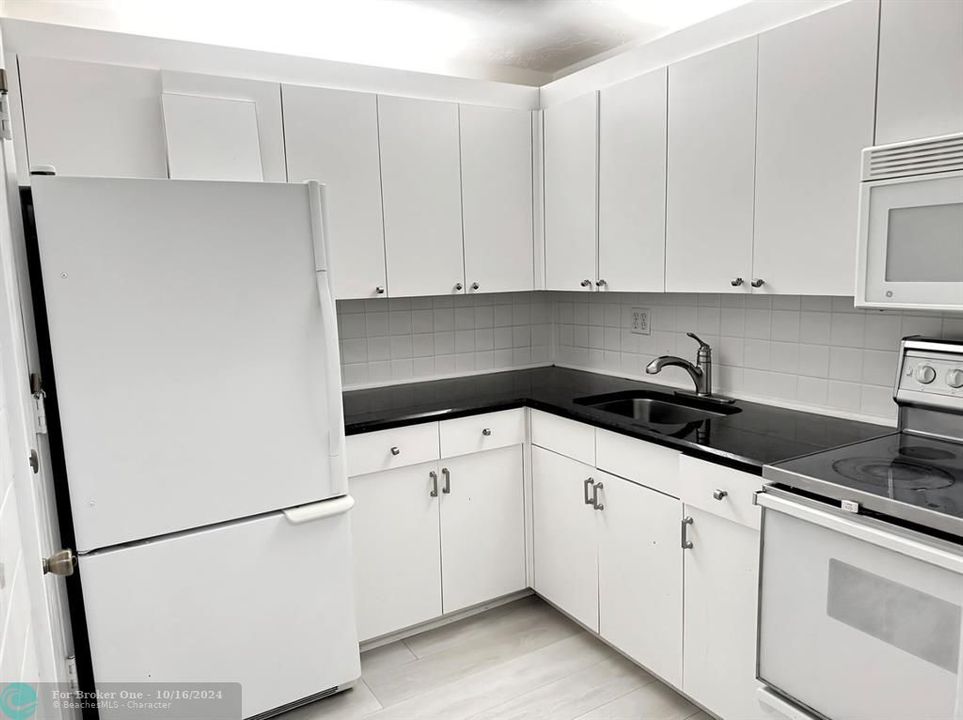 For Sale: $295,000 (1 beds, 1 baths, 700 Square Feet)