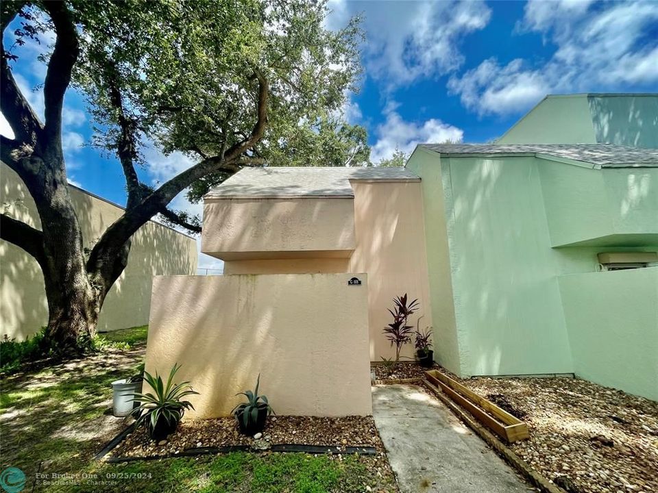 For Sale: $229,000 (1 beds, 2 baths, 950 Square Feet)