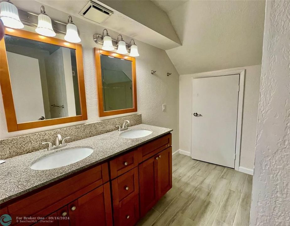 For Sale: $229,000 (1 beds, 2 baths, 950 Square Feet)