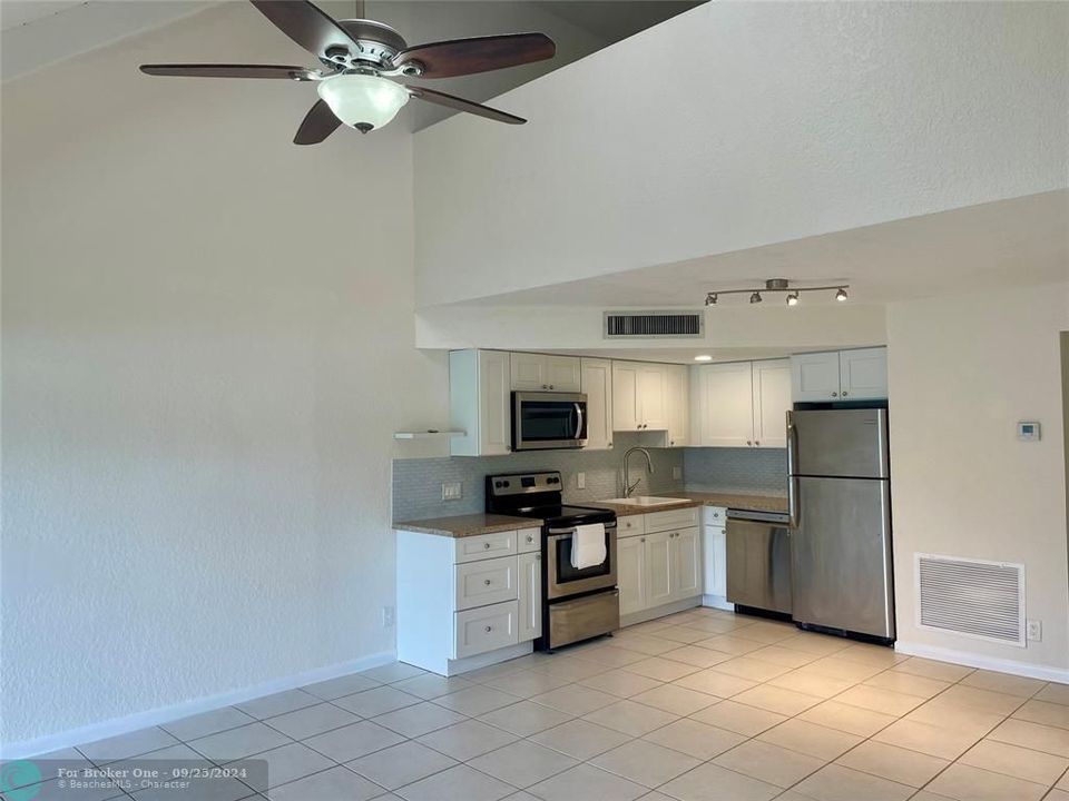 For Sale: $229,000 (1 beds, 2 baths, 950 Square Feet)