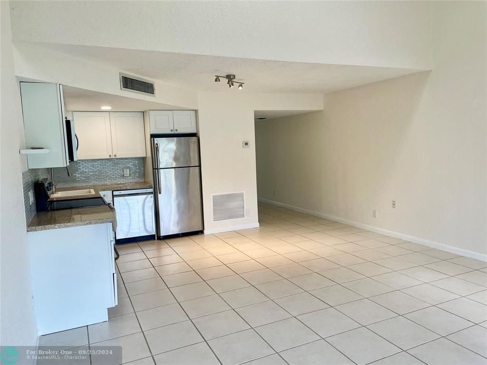 For Sale: $229,000 (1 beds, 2 baths, 950 Square Feet)