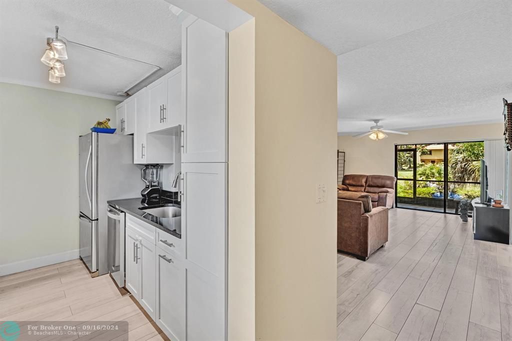 For Sale: $294,900 (2 beds, 2 baths, 957 Square Feet)