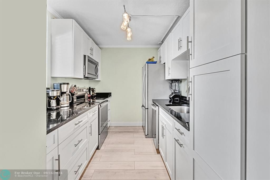 For Sale: $294,900 (2 beds, 2 baths, 957 Square Feet)