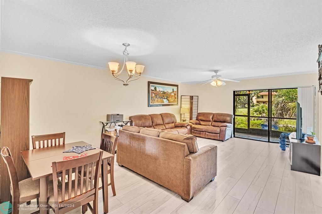 For Sale: $294,900 (2 beds, 2 baths, 957 Square Feet)