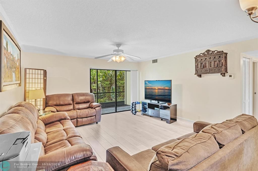 For Sale: $294,900 (2 beds, 2 baths, 957 Square Feet)