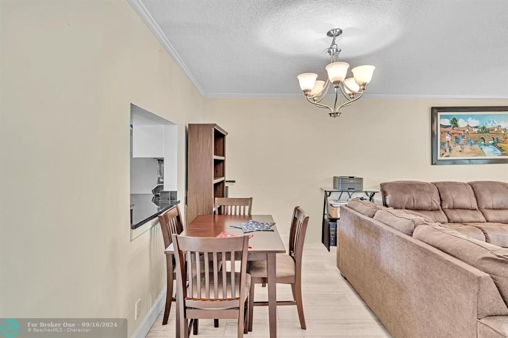 For Sale: $294,900 (2 beds, 2 baths, 957 Square Feet)