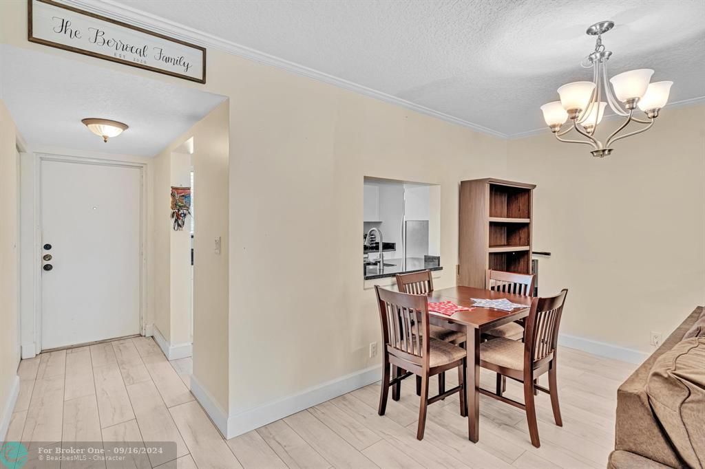 For Sale: $294,900 (2 beds, 2 baths, 957 Square Feet)