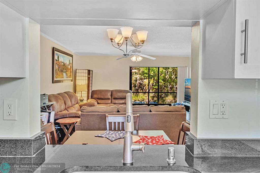 For Sale: $294,900 (2 beds, 2 baths, 957 Square Feet)