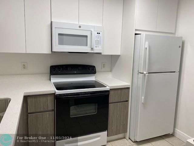 For Sale: $298,000 (2 beds, 2 baths, 787 Square Feet)