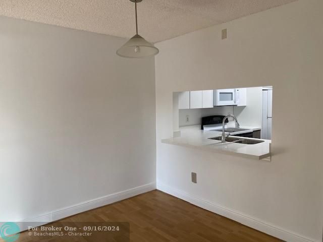 For Sale: $298,000 (2 beds, 2 baths, 787 Square Feet)