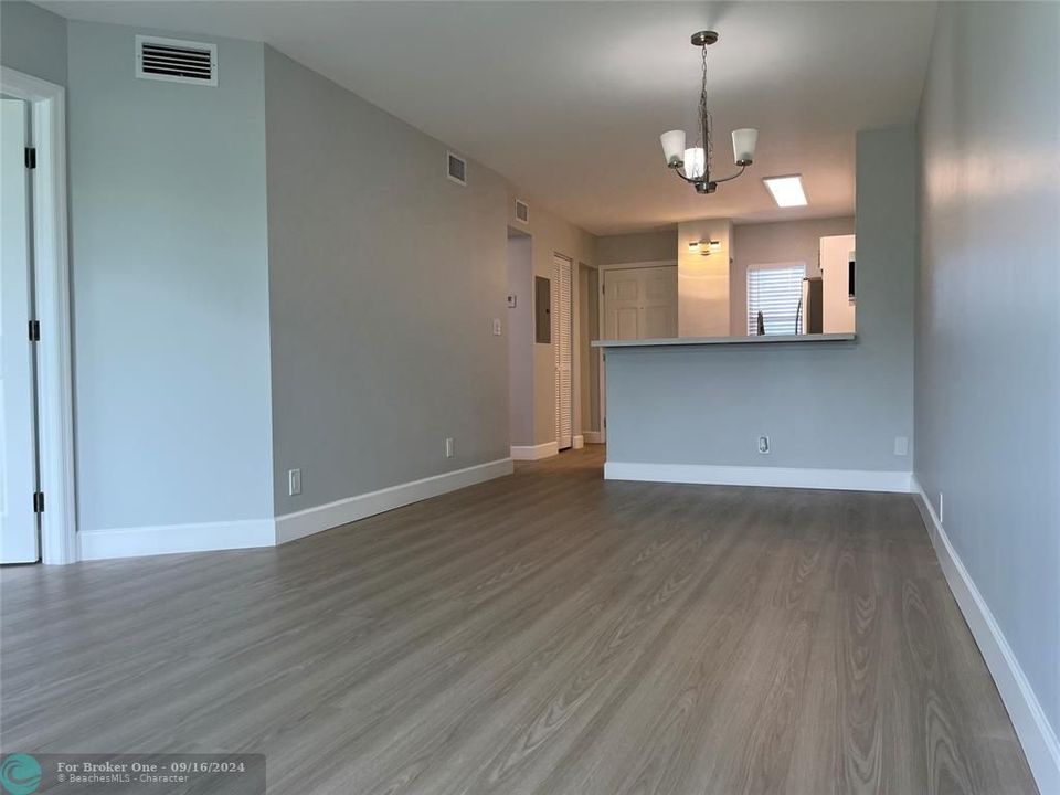 For Sale: $249,000 (2 beds, 2 baths, 770 Square Feet)