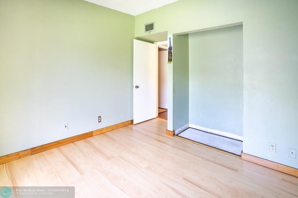 For Sale: $229,900 (2 beds, 1 baths, 940 Square Feet)