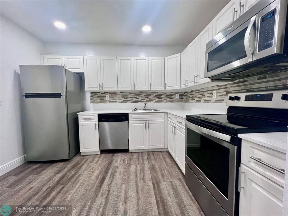 For Rent: $2,175 (1 beds, 1 baths, 825 Square Feet)