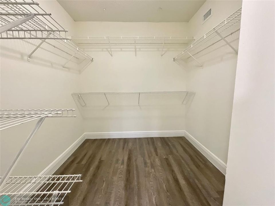 For Rent: $2,175 (1 beds, 1 baths, 825 Square Feet)