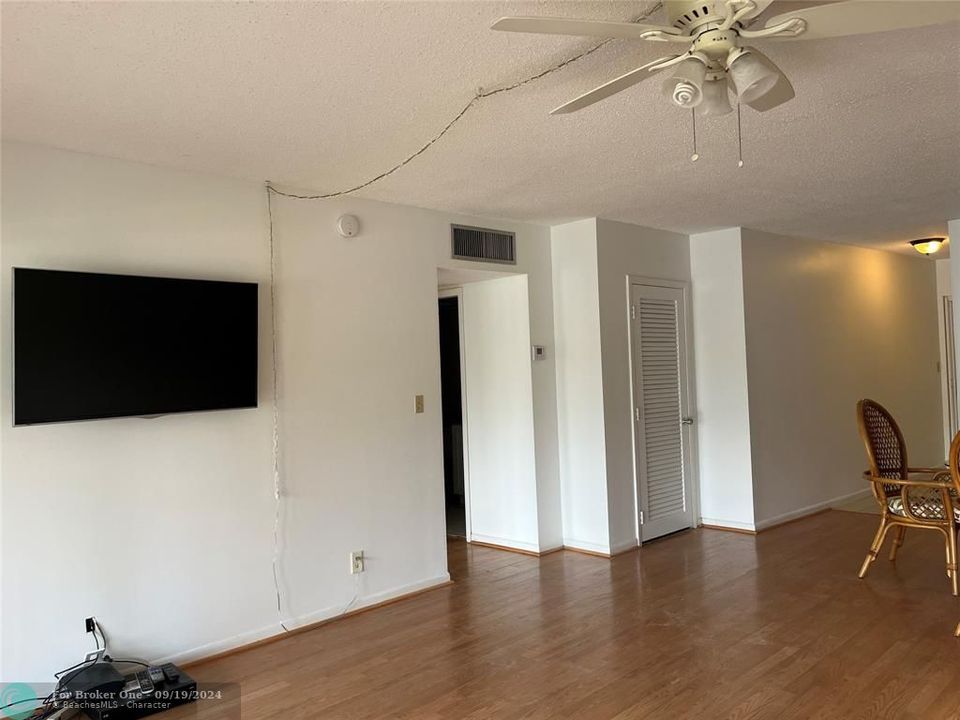 For Sale: $230,000 (1 beds, 1 baths, 1008 Square Feet)