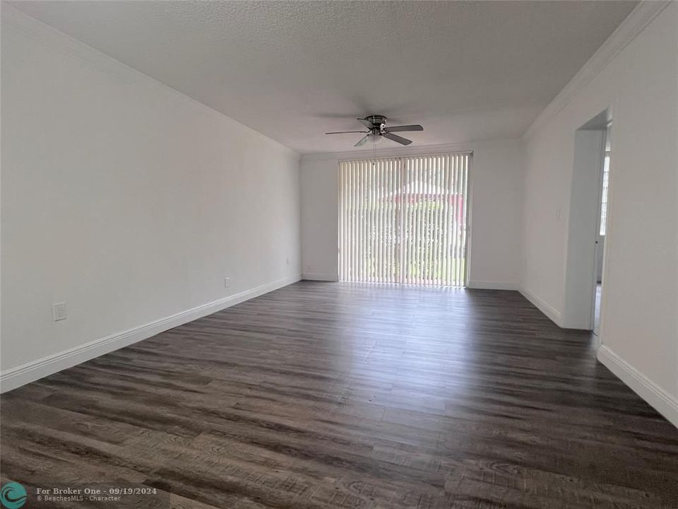 For Rent: $2,121 (1 beds, 1 baths, 825 Square Feet)