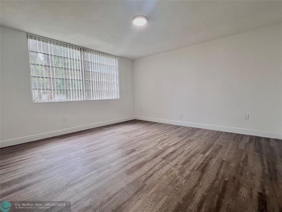 For Rent: $2,121 (1 beds, 1 baths, 825 Square Feet)