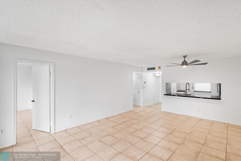 Active With Contract: $2,300 (2 beds, 2 baths, 1049 Square Feet)