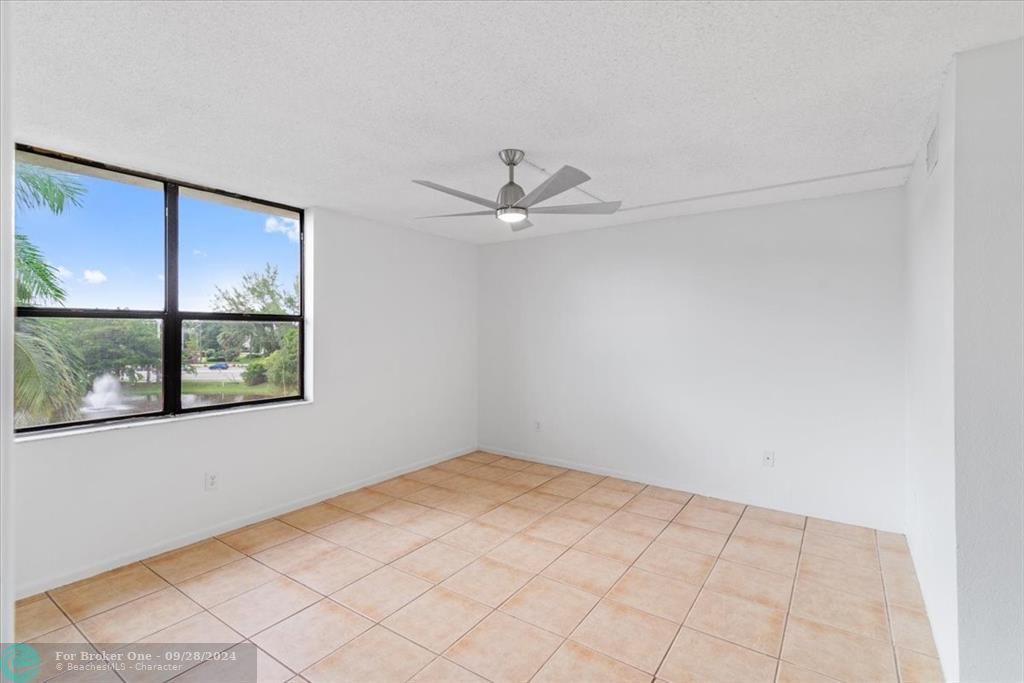 Active With Contract: $2,300 (2 beds, 2 baths, 1049 Square Feet)