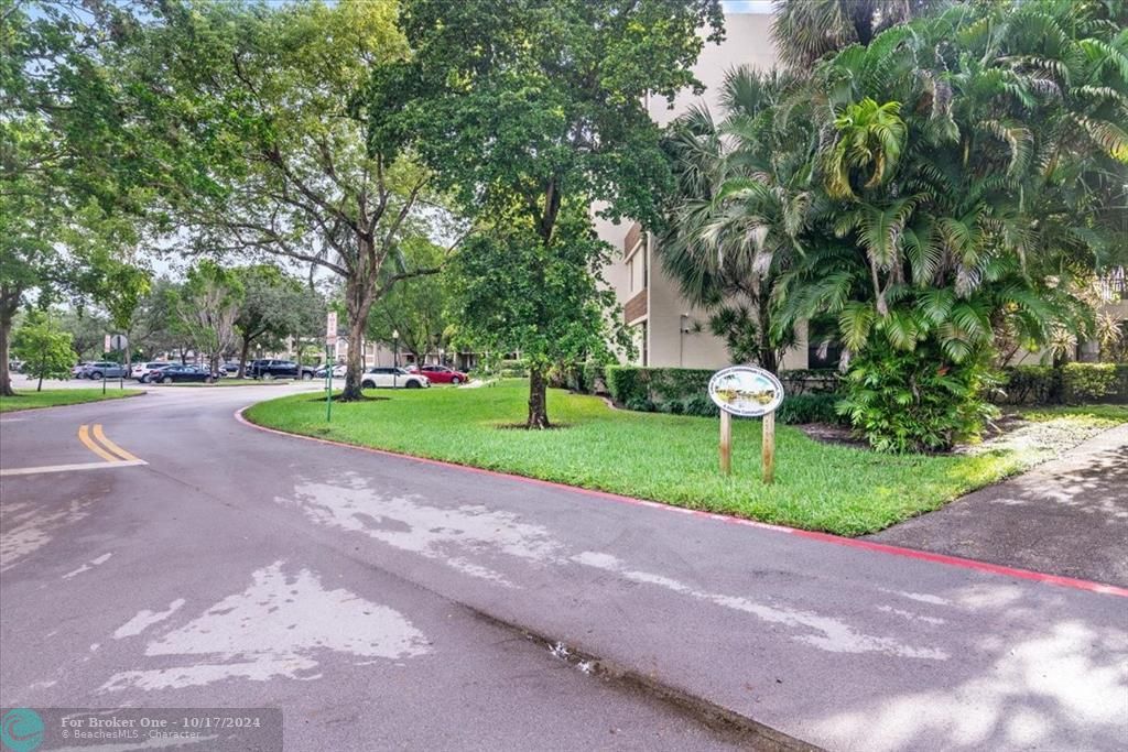 Active With Contract: $2,300 (2 beds, 2 baths, 1049 Square Feet)