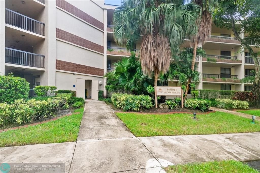 Active With Contract: $2,300 (2 beds, 2 baths, 1049 Square Feet)