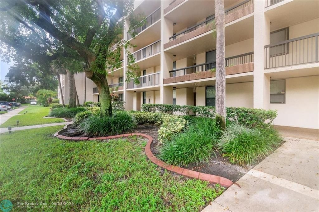 Active With Contract: $2,300 (2 beds, 2 baths, 1049 Square Feet)