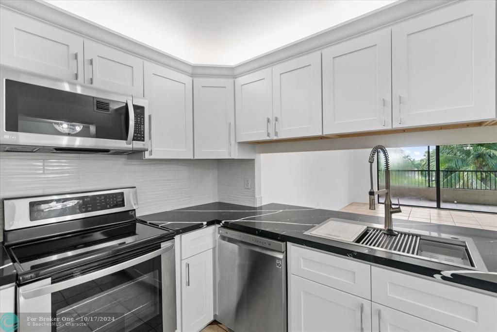 Active With Contract: $2,300 (2 beds, 2 baths, 1049 Square Feet)