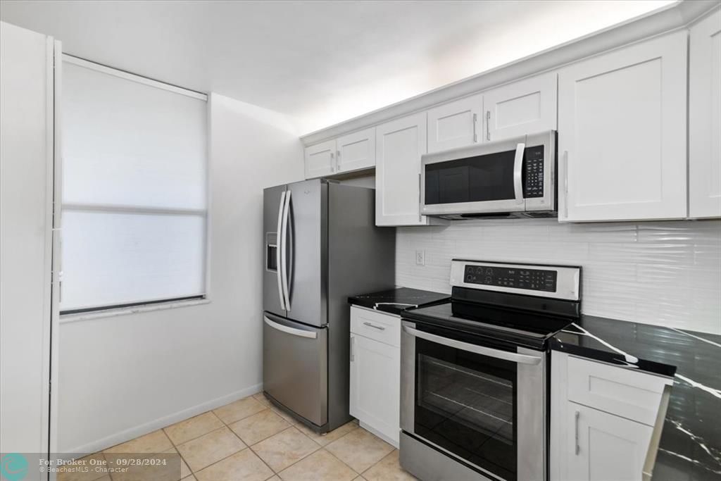 Active With Contract: $2,300 (2 beds, 2 baths, 1049 Square Feet)