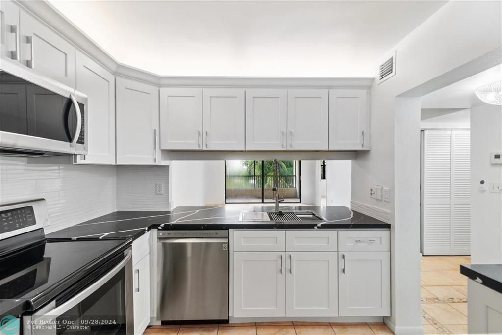 Active With Contract: $2,300 (2 beds, 2 baths, 1049 Square Feet)