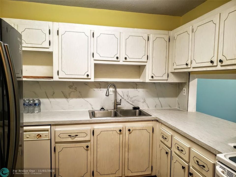 For Sale: $95,000 (2 beds, 1 baths, 894 Square Feet)