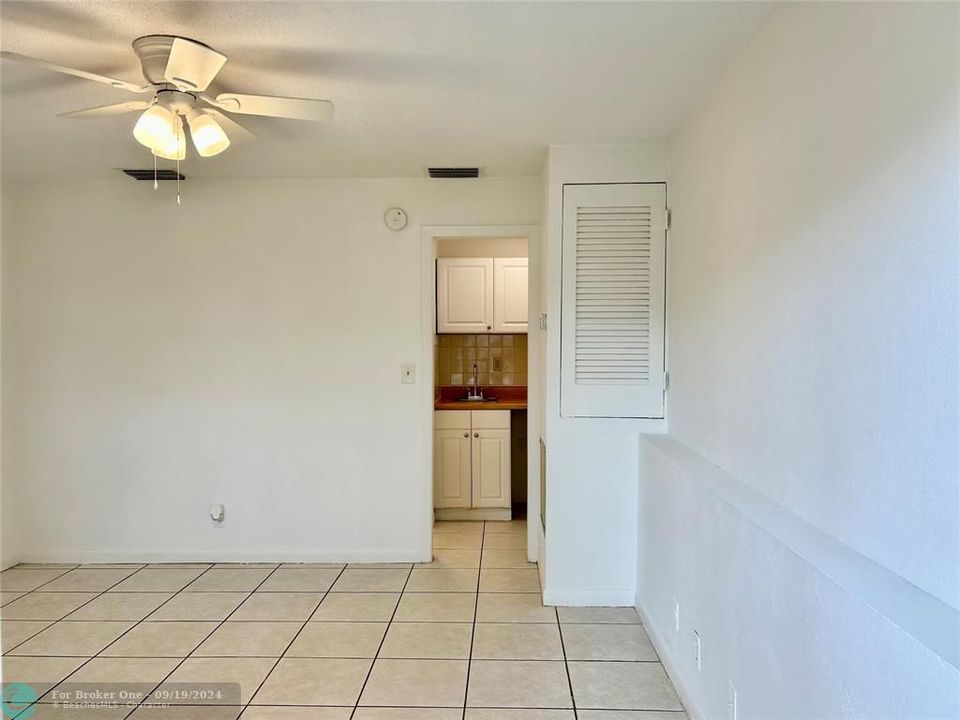 Active With Contract: $1,100 (0 beds, 1 baths, 350 Square Feet)