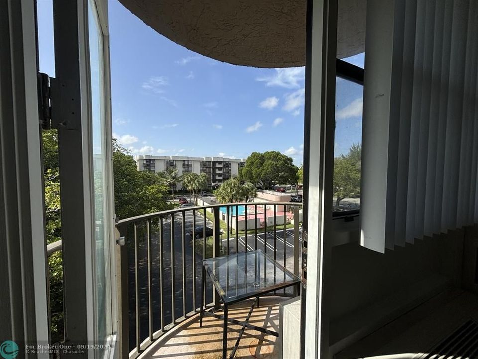 Active With Contract: $1,300 (1 beds, 1 baths, 619 Square Feet)