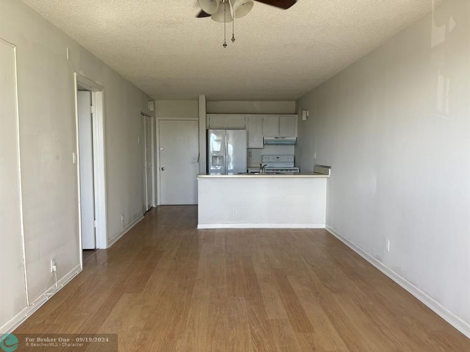 Active With Contract: $1,300 (1 beds, 1 baths, 619 Square Feet)