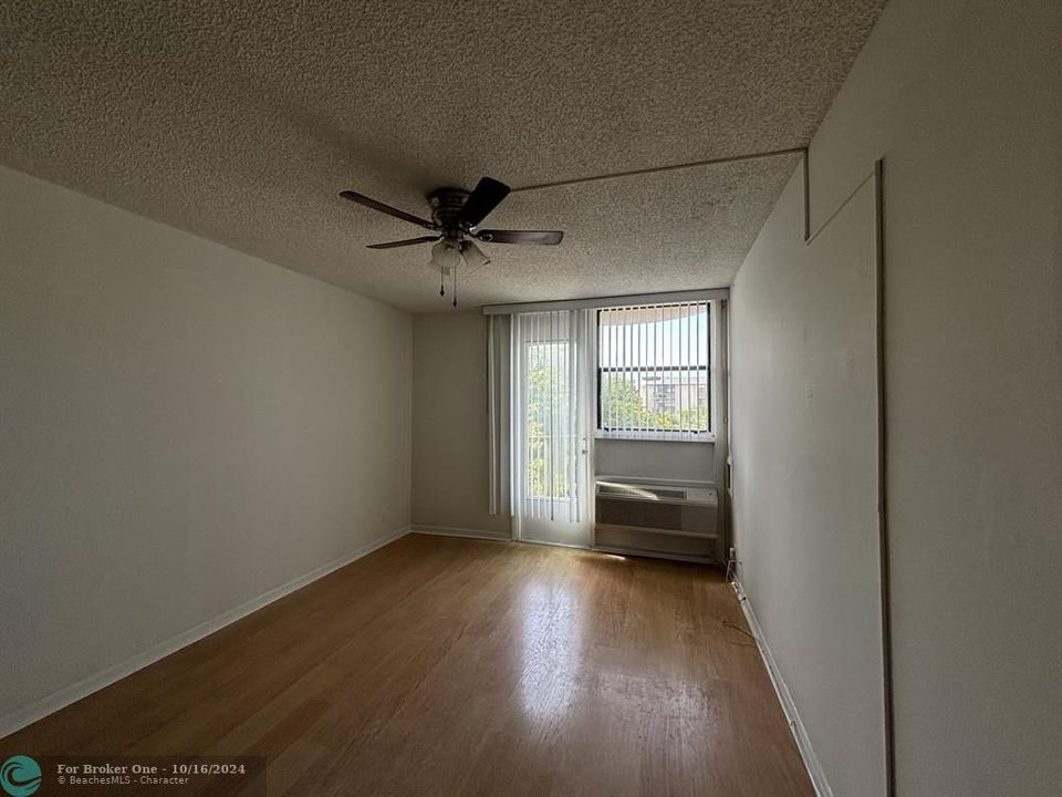 Active With Contract: $1,300 (1 beds, 1 baths, 619 Square Feet)