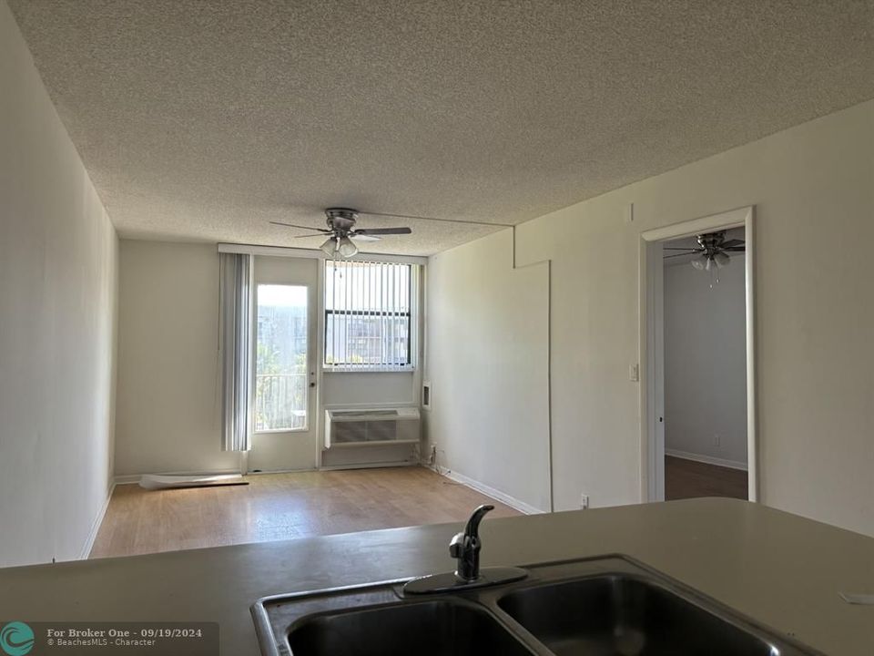 Active With Contract: $1,300 (1 beds, 1 baths, 619 Square Feet)