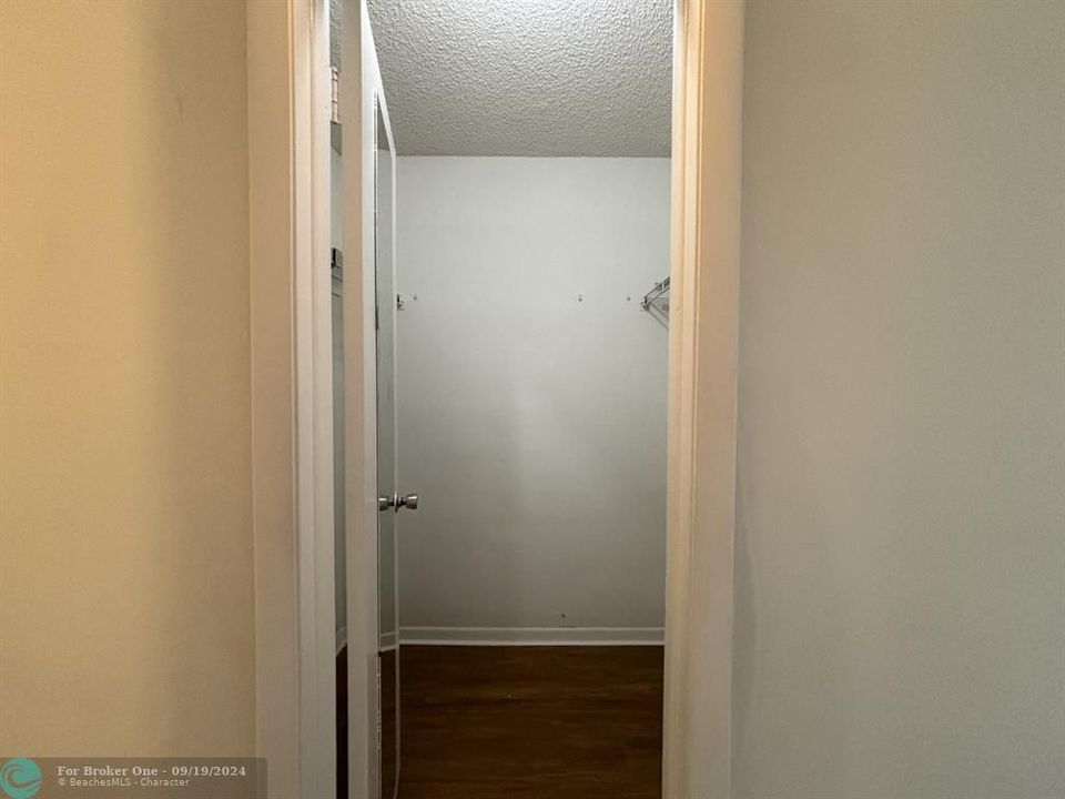 Active With Contract: $1,300 (1 beds, 1 baths, 619 Square Feet)