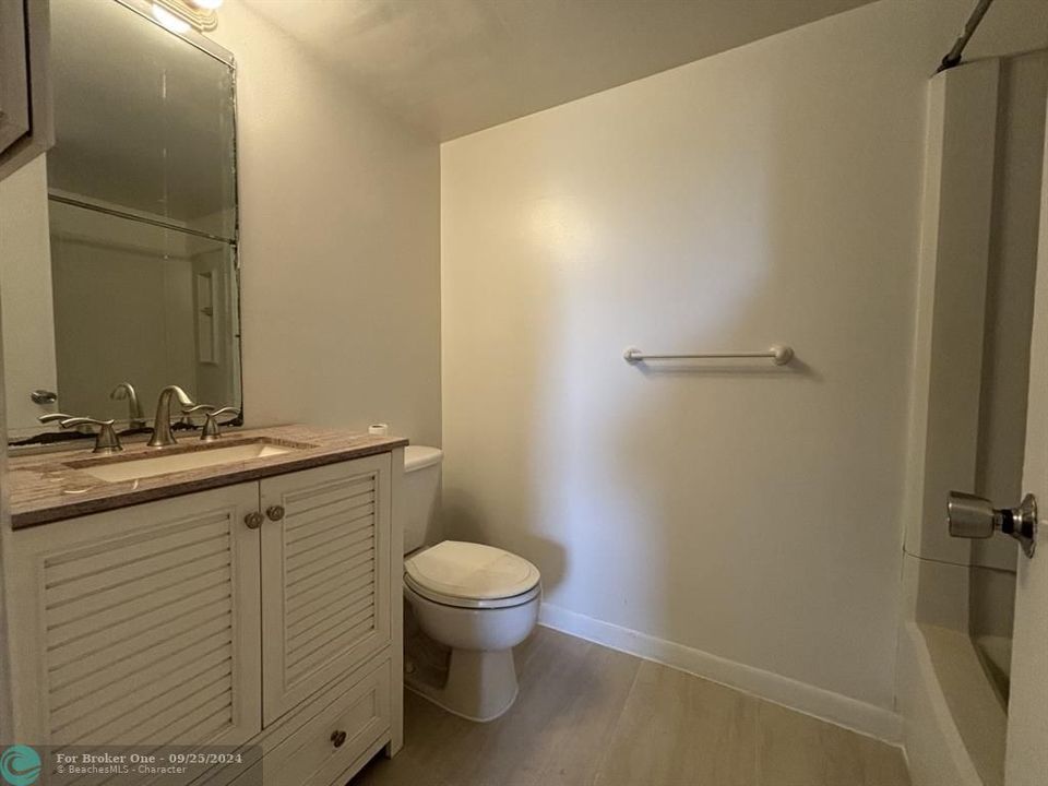 Active With Contract: $1,300 (1 beds, 1 baths, 619 Square Feet)