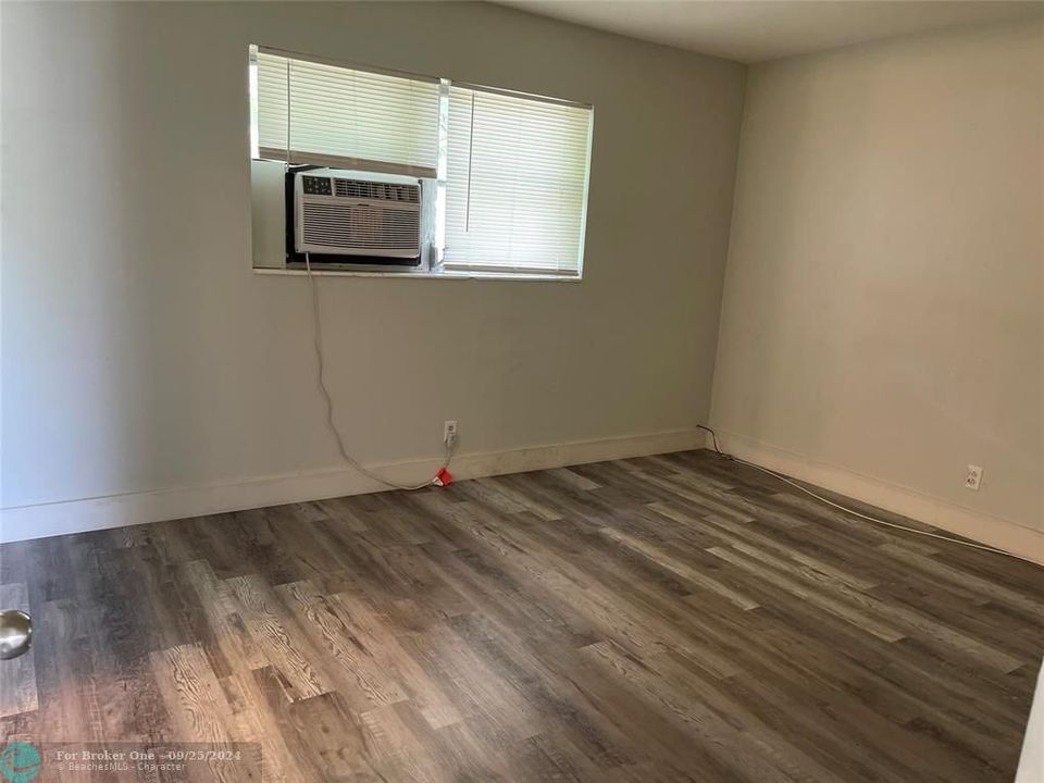 For Sale: $1,495 (1 beds, 1 baths, 550 Square Feet)