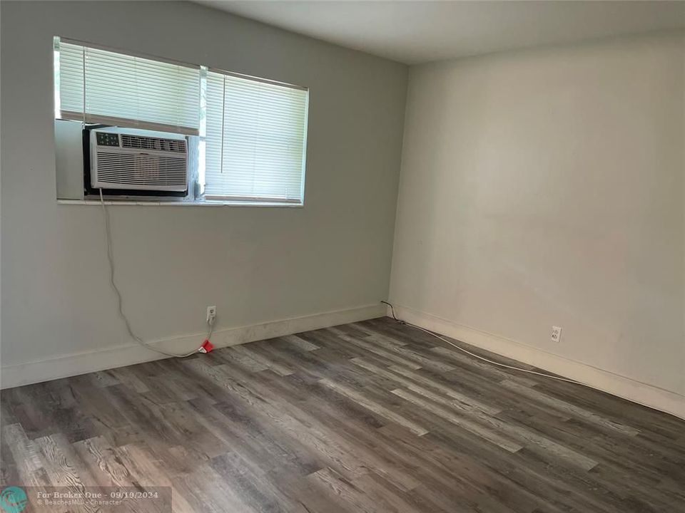 For Sale: $1,495 (1 beds, 1 baths, 550 Square Feet)