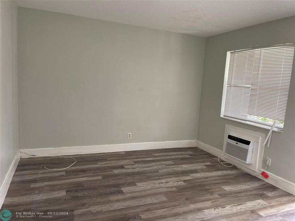 For Sale: $1,495 (1 beds, 1 baths, 550 Square Feet)