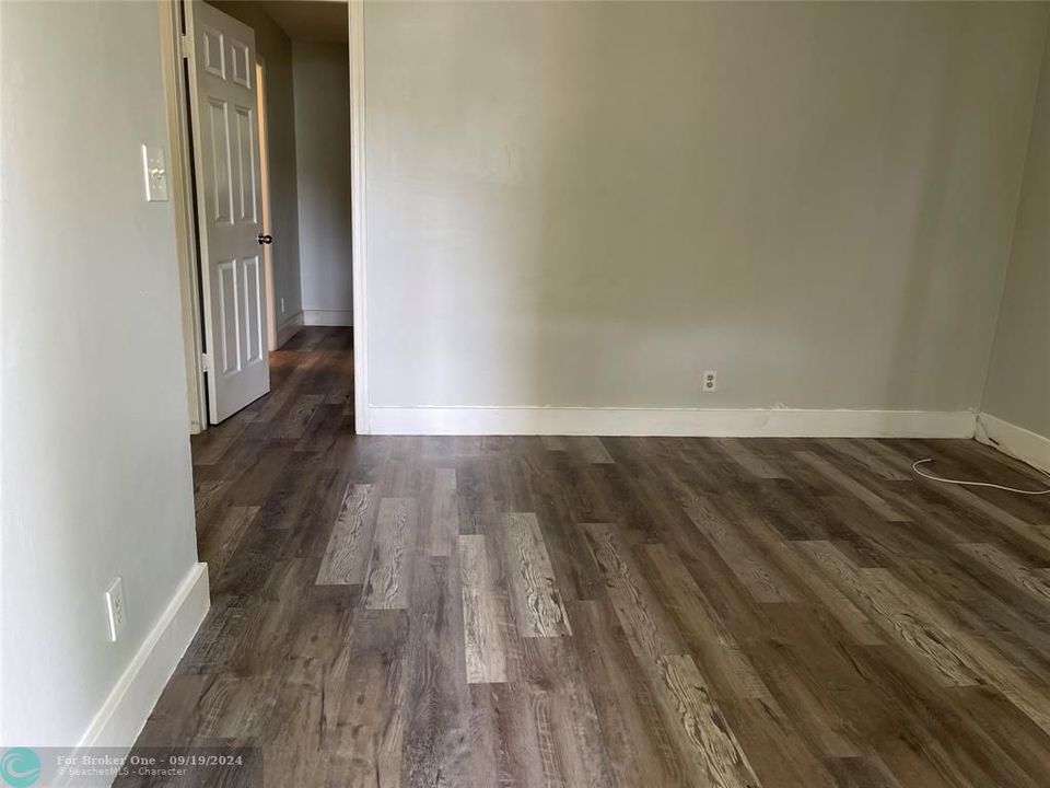 For Sale: $1,495 (1 beds, 1 baths, 550 Square Feet)